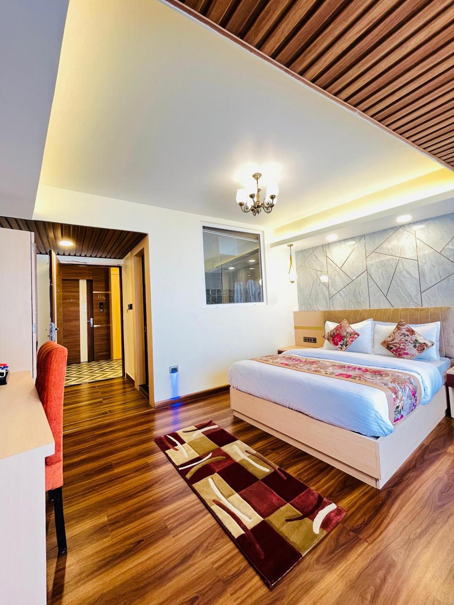 Luxury Stay At Hotel Broadway Boutique Mall Road Chowrasta Near Mahakal Temple 大吉岭 外观 照片