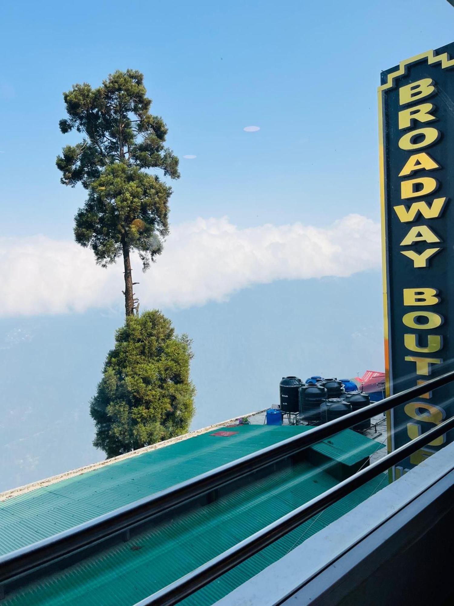 Luxury Stay At Hotel Broadway Boutique Mall Road Chowrasta Near Mahakal Temple 大吉岭 外观 照片