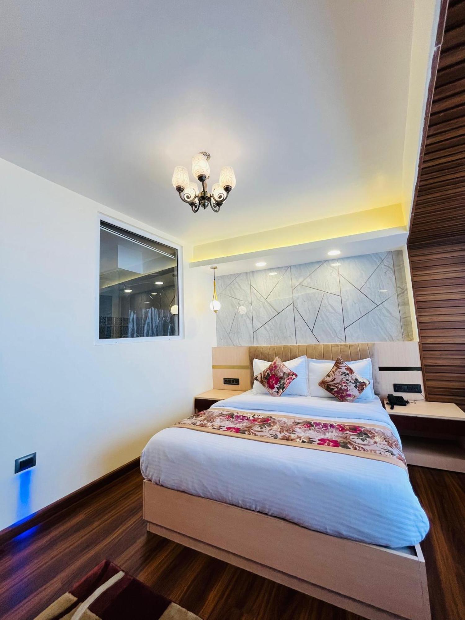 Luxury Stay At Hotel Broadway Boutique Mall Road Chowrasta Near Mahakal Temple 大吉岭 外观 照片
