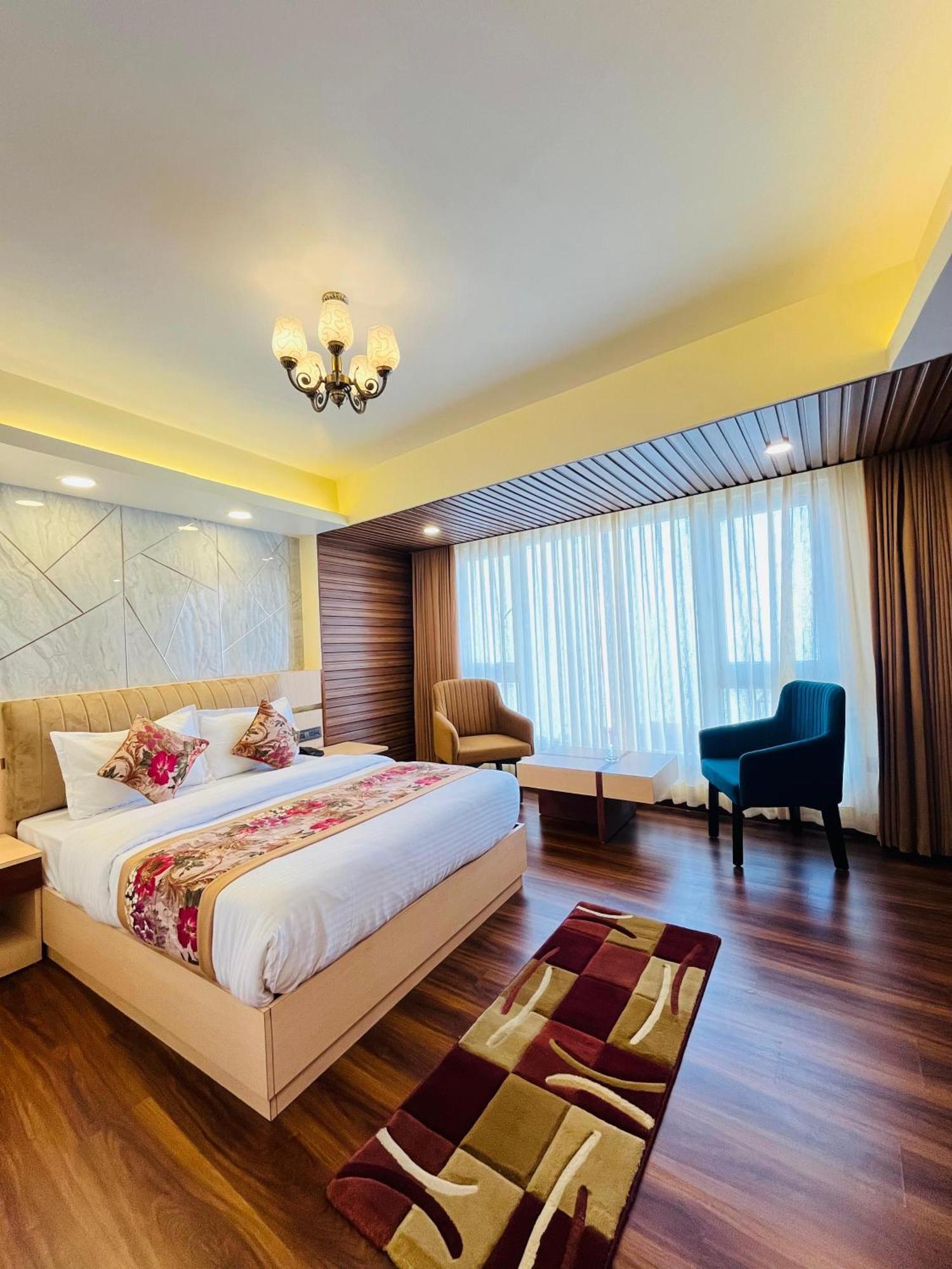 Luxury Stay At Hotel Broadway Boutique Mall Road Chowrasta Near Mahakal Temple 大吉岭 外观 照片