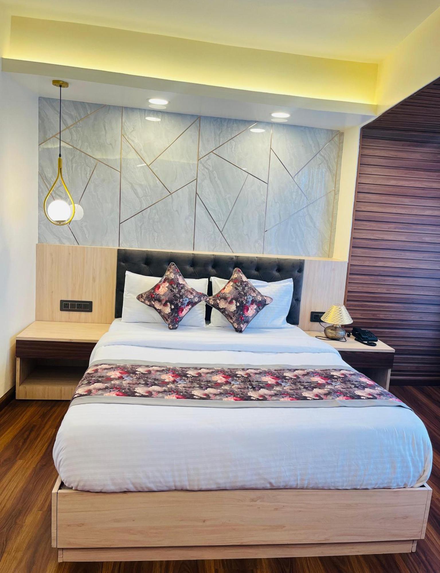 Luxury Stay At Hotel Broadway Boutique Mall Road Chowrasta Near Mahakal Temple 大吉岭 外观 照片
