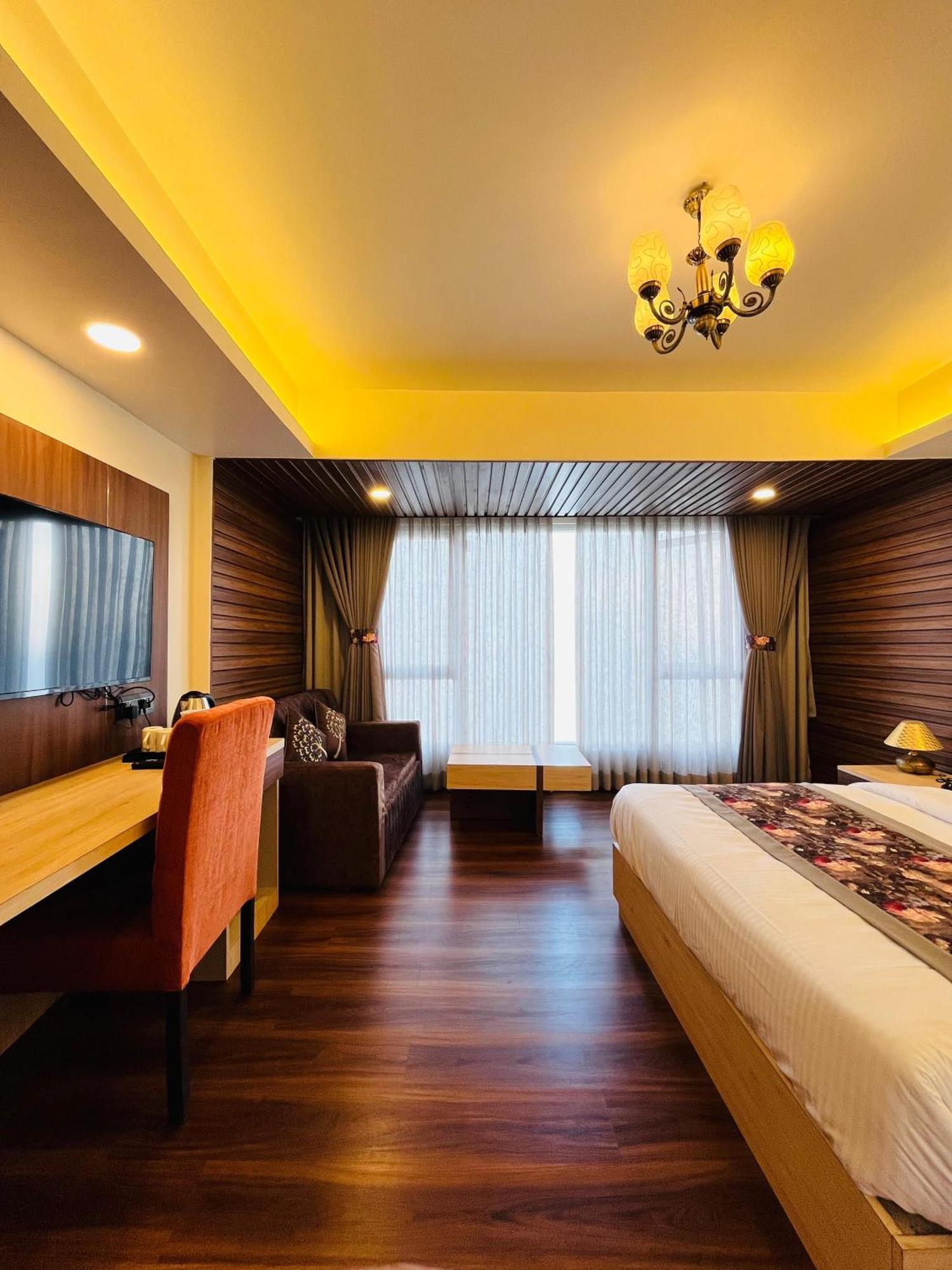 Luxury Stay At Hotel Broadway Boutique Mall Road Chowrasta Near Mahakal Temple 大吉岭 外观 照片