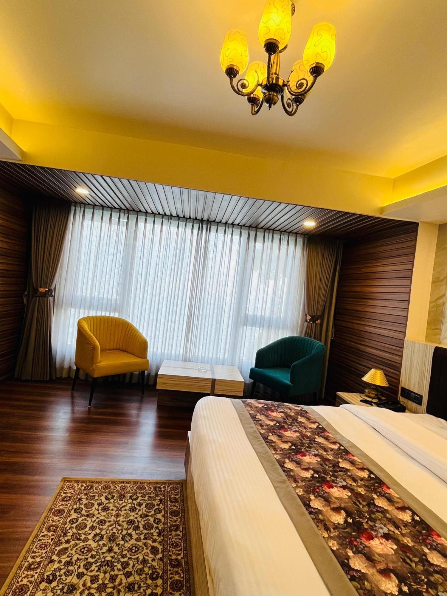 Luxury Stay At Hotel Broadway Boutique Mall Road Chowrasta Near Mahakal Temple 大吉岭 外观 照片