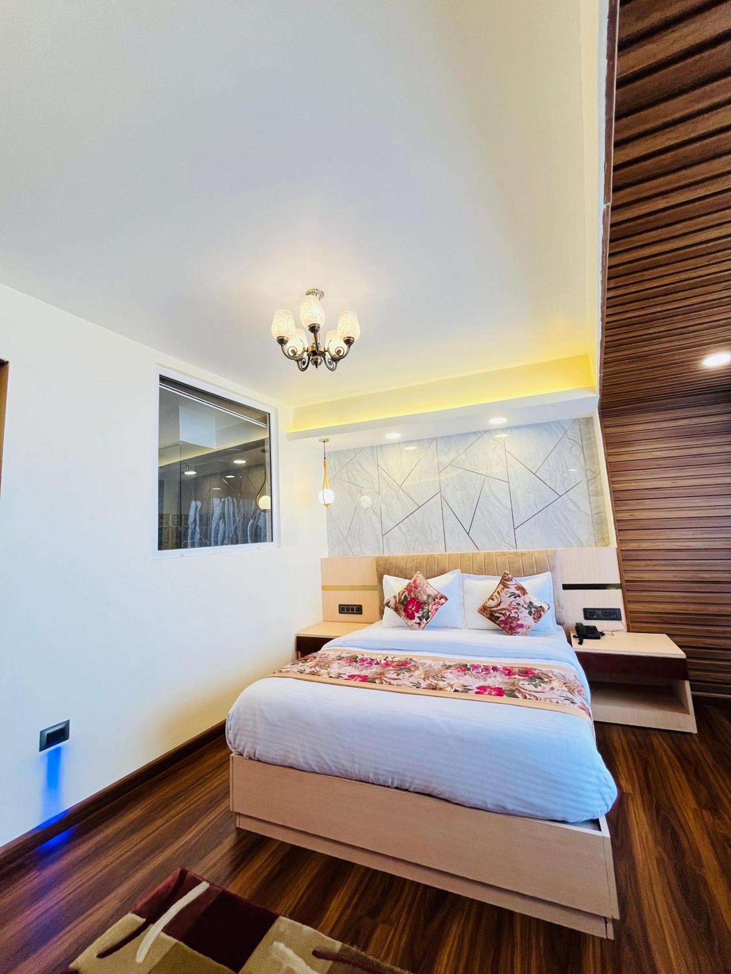 Luxury Stay At Hotel Broadway Boutique Mall Road Chowrasta Near Mahakal Temple 大吉岭 外观 照片