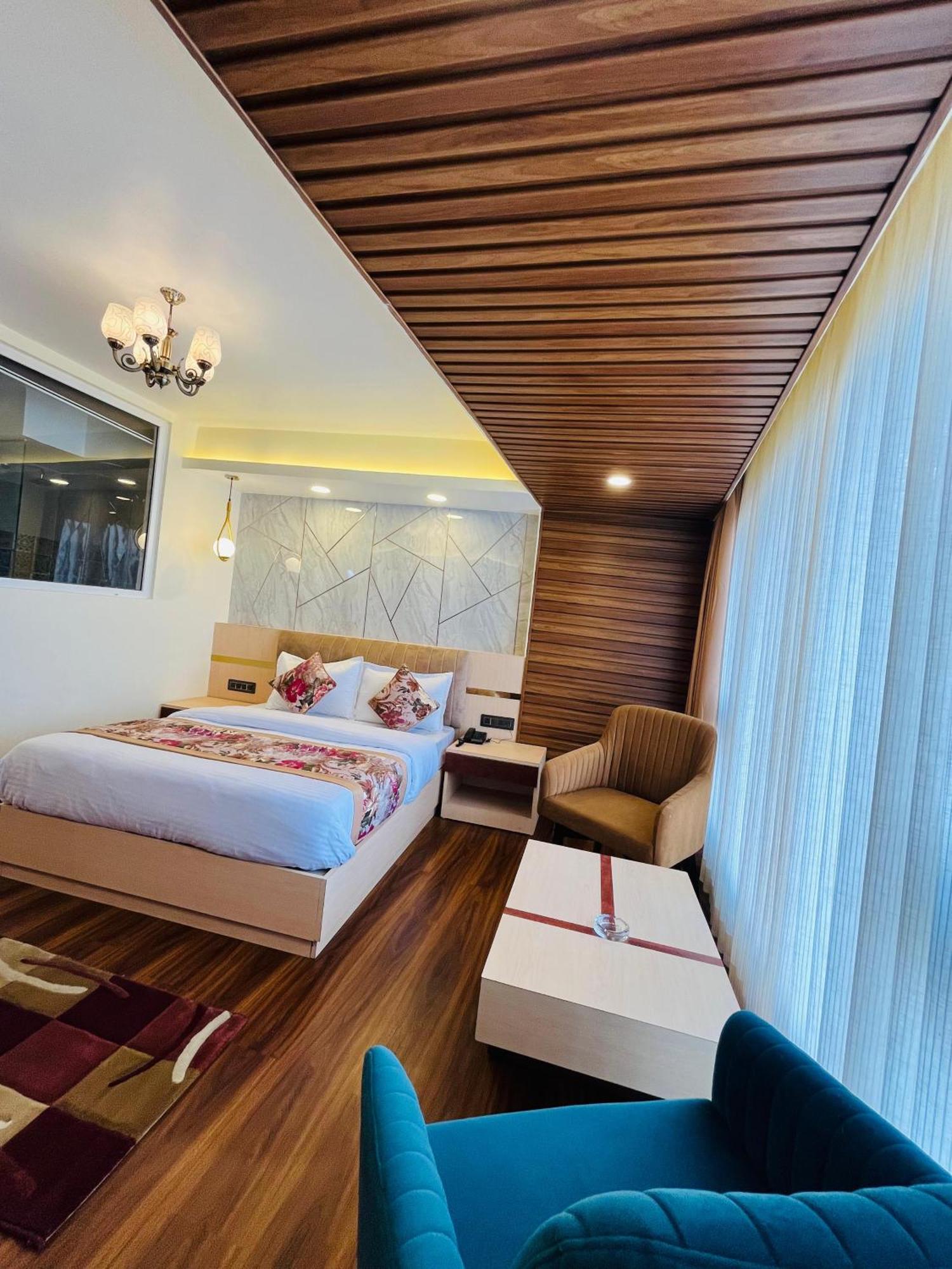 Luxury Stay At Hotel Broadway Boutique Mall Road Chowrasta Near Mahakal Temple 大吉岭 外观 照片