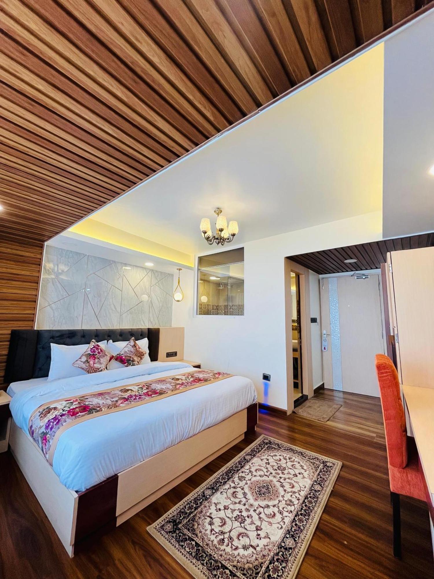 Luxury Stay At Hotel Broadway Boutique Mall Road Chowrasta Near Mahakal Temple 大吉岭 外观 照片