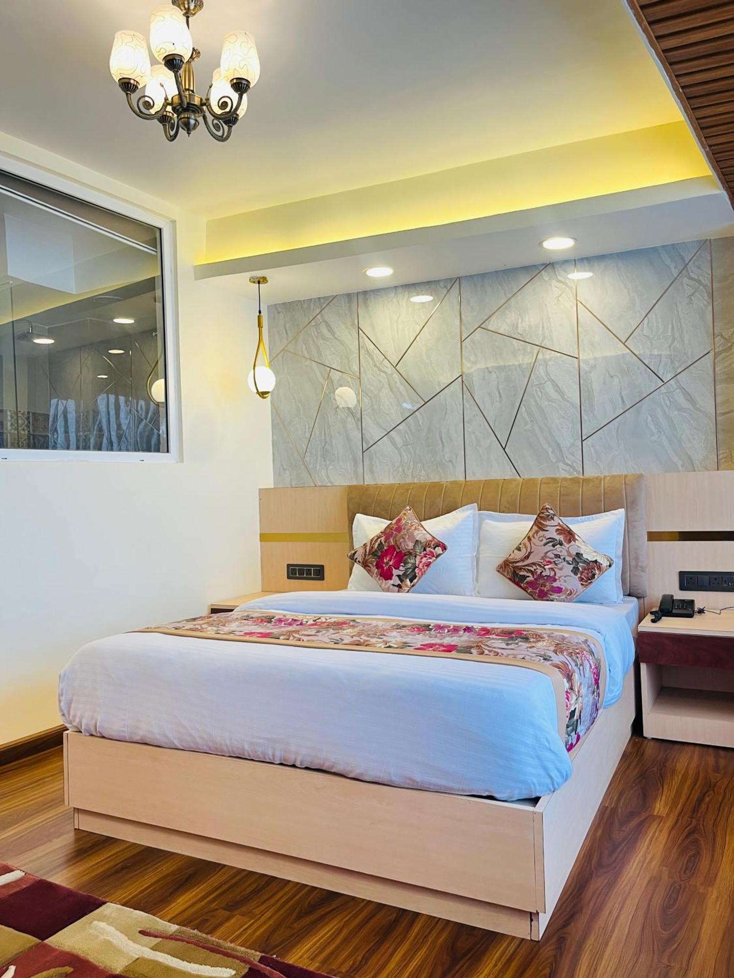 Luxury Stay At Hotel Broadway Boutique Mall Road Chowrasta Near Mahakal Temple 大吉岭 外观 照片