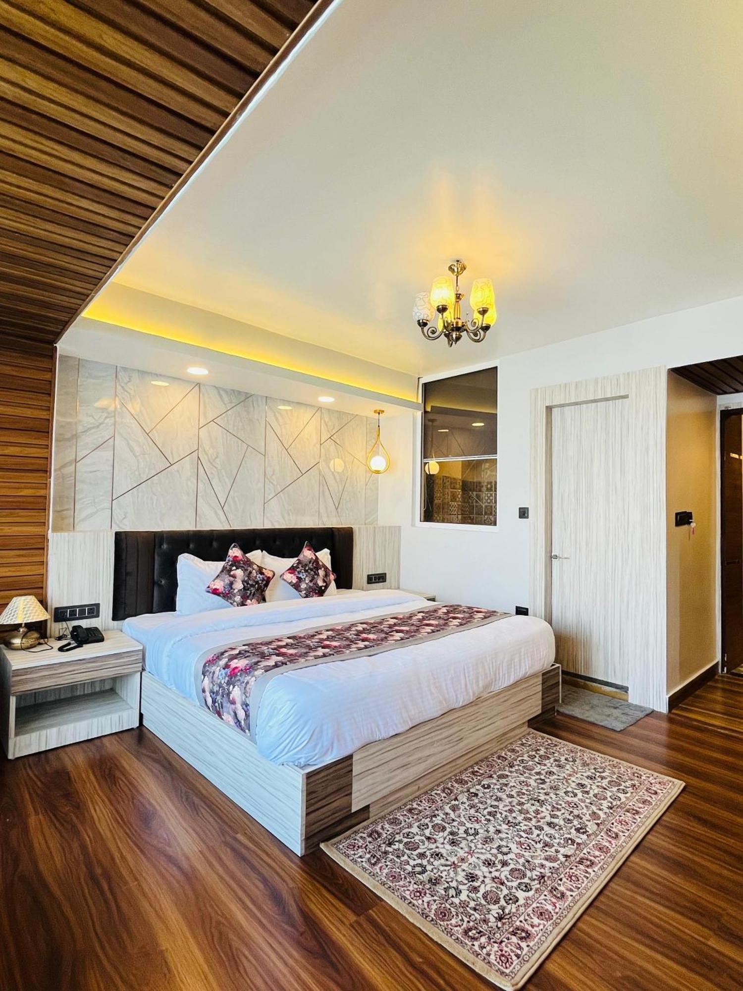 Luxury Stay At Hotel Broadway Boutique Mall Road Chowrasta Near Mahakal Temple 大吉岭 外观 照片
