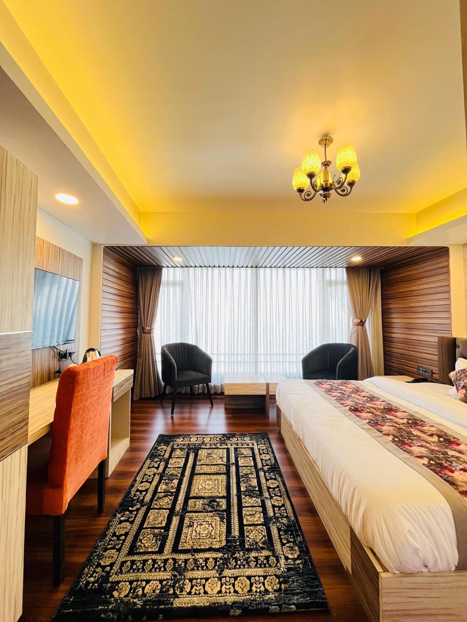 Luxury Stay At Hotel Broadway Boutique Mall Road Chowrasta Near Mahakal Temple 大吉岭 外观 照片