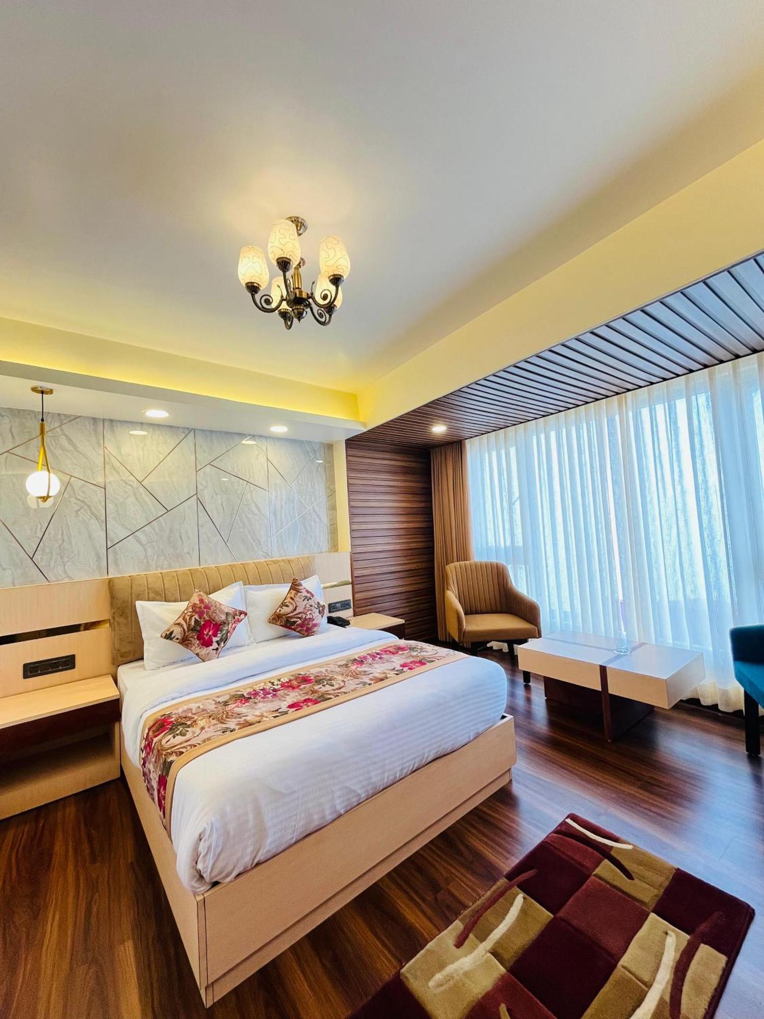 Luxury Stay At Hotel Broadway Boutique Mall Road Chowrasta Near Mahakal Temple 大吉岭 外观 照片