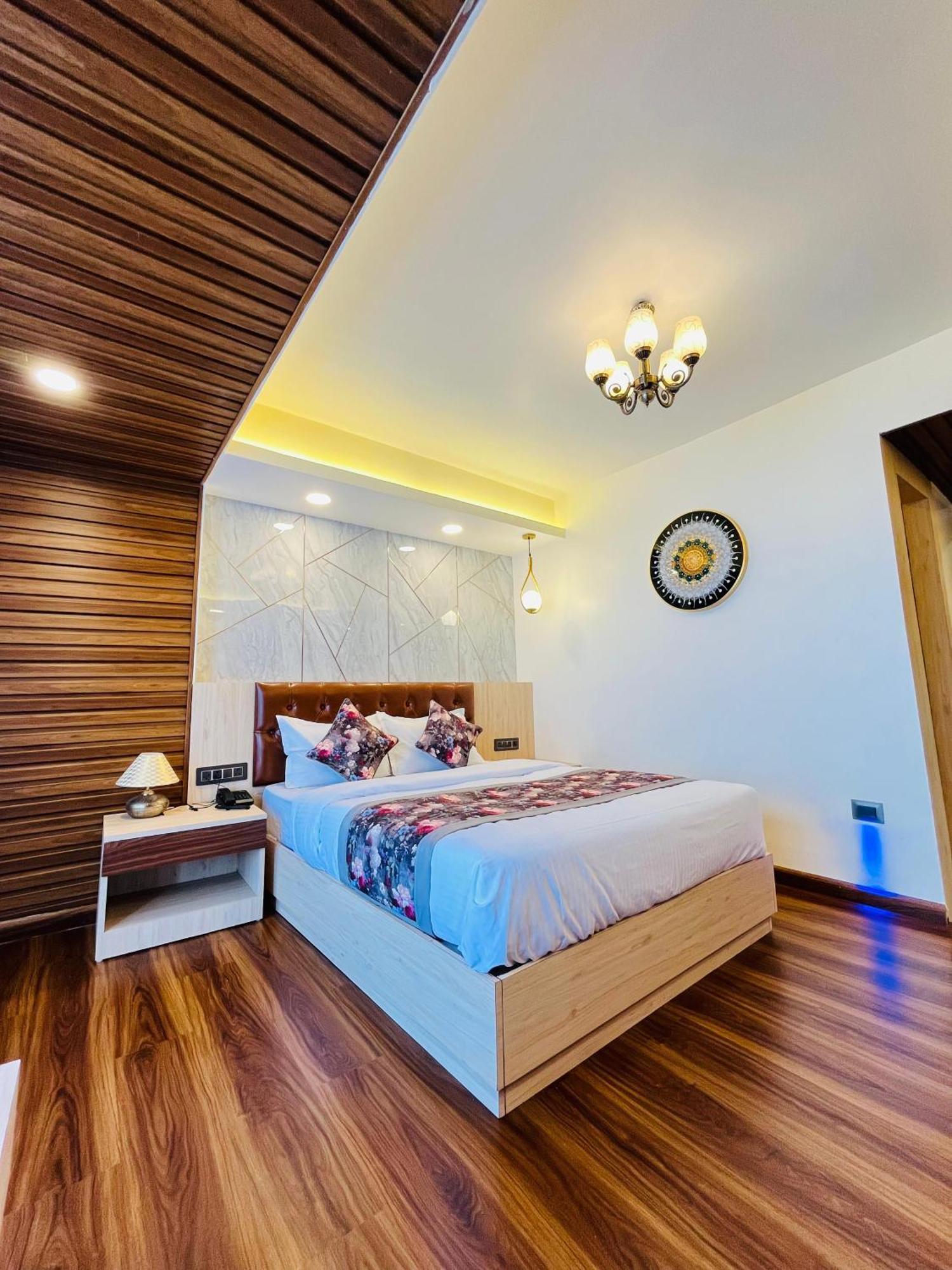 Luxury Stay At Hotel Broadway Boutique Mall Road Chowrasta Near Mahakal Temple 大吉岭 外观 照片