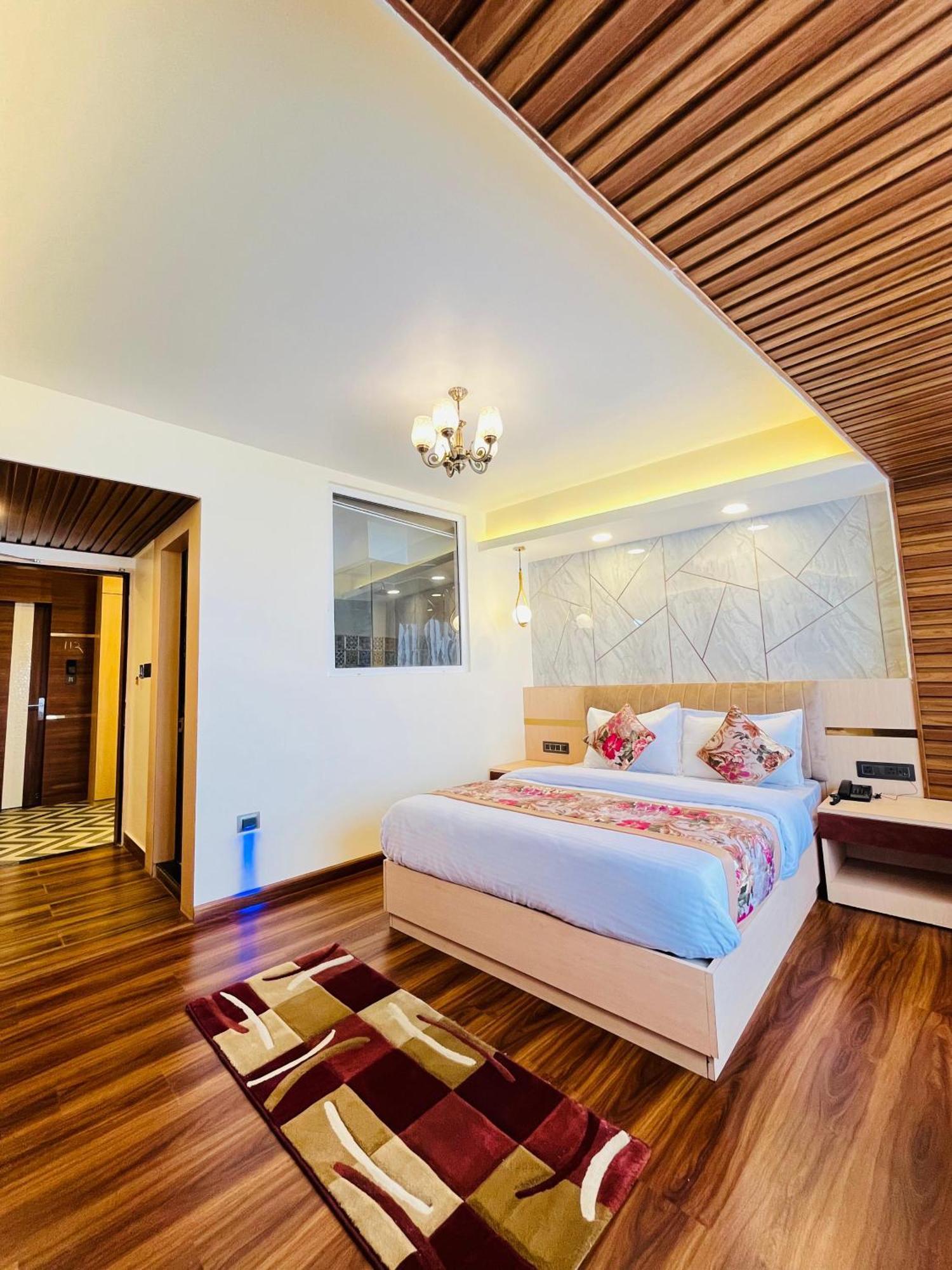 Luxury Stay At Hotel Broadway Boutique Mall Road Chowrasta Near Mahakal Temple 大吉岭 外观 照片