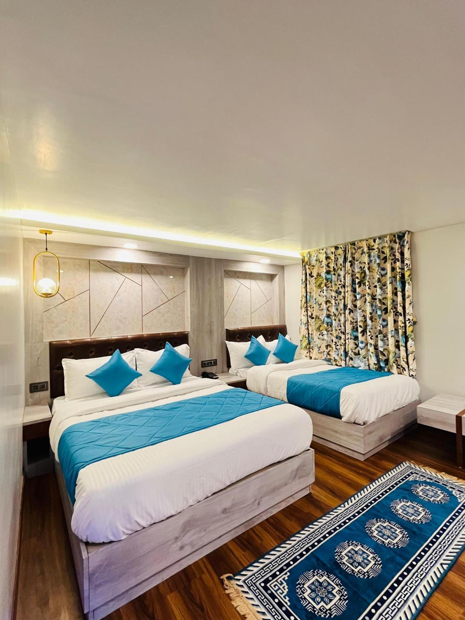Luxury Stay At Hotel Broadway Boutique Mall Road Chowrasta Near Mahakal Temple 大吉岭 外观 照片