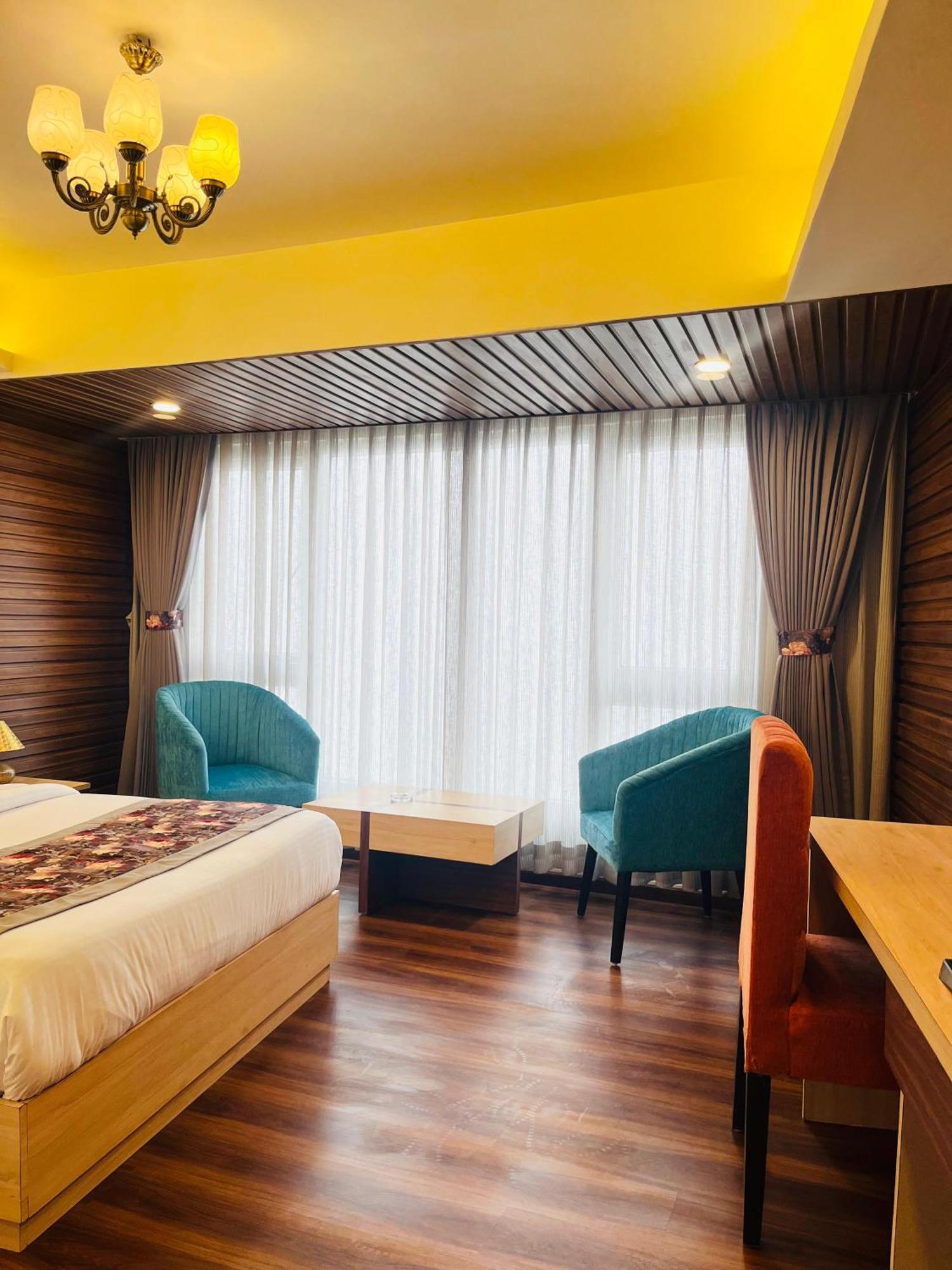 Luxury Stay At Hotel Broadway Boutique Mall Road Chowrasta Near Mahakal Temple 大吉岭 外观 照片