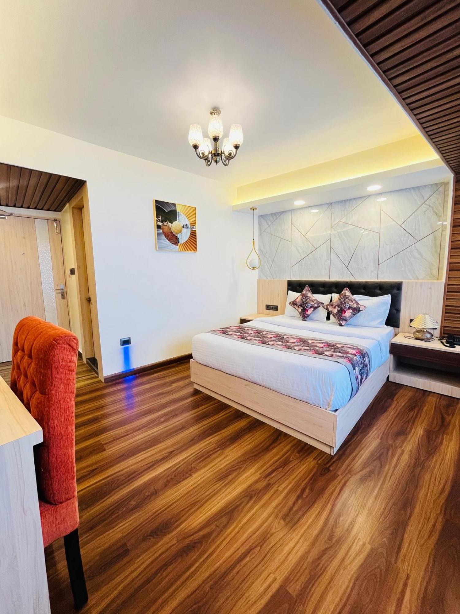 Luxury Stay At Hotel Broadway Boutique Mall Road Chowrasta Near Mahakal Temple 大吉岭 外观 照片