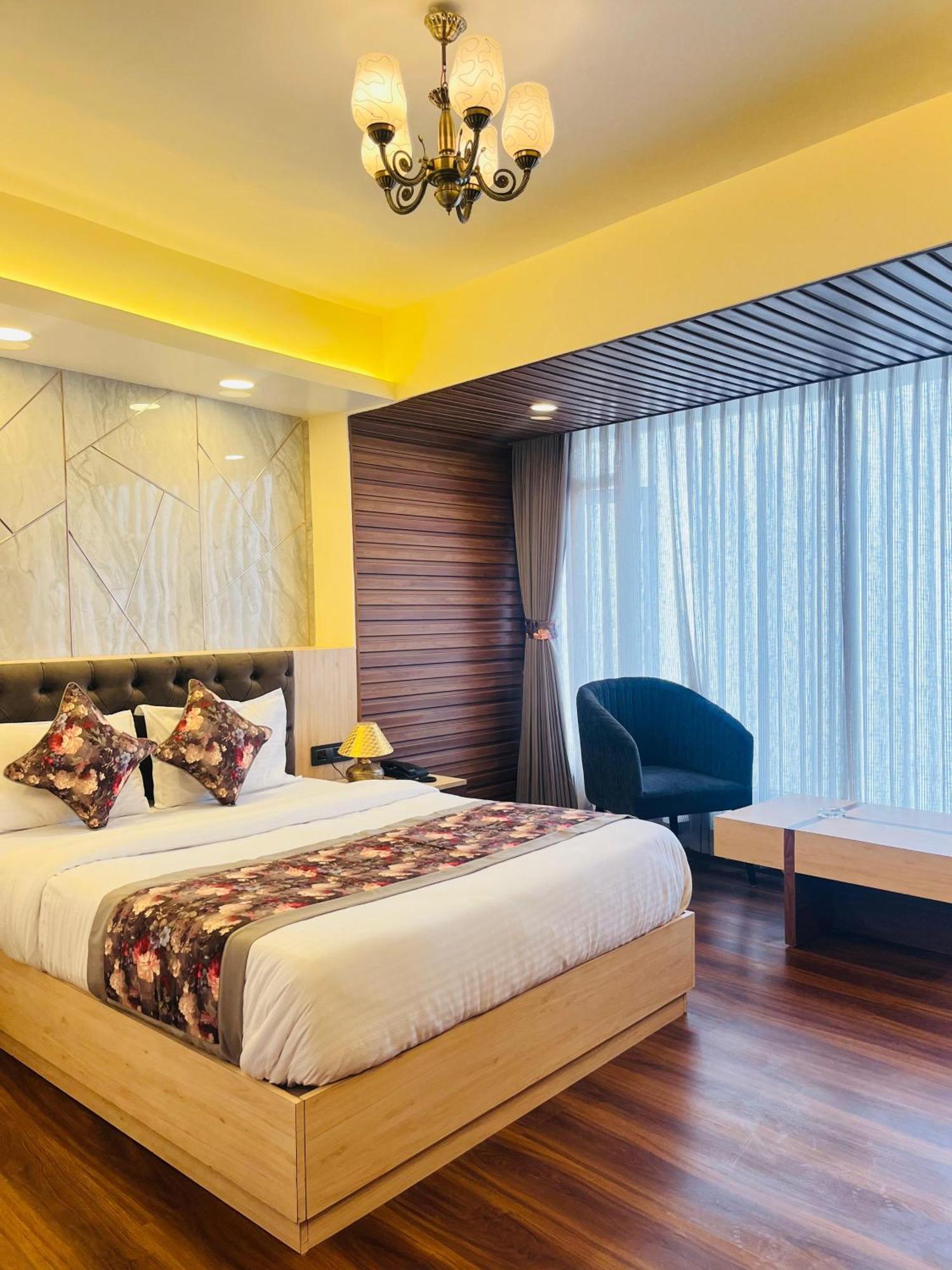 Luxury Stay At Hotel Broadway Boutique Mall Road Chowrasta Near Mahakal Temple 大吉岭 外观 照片