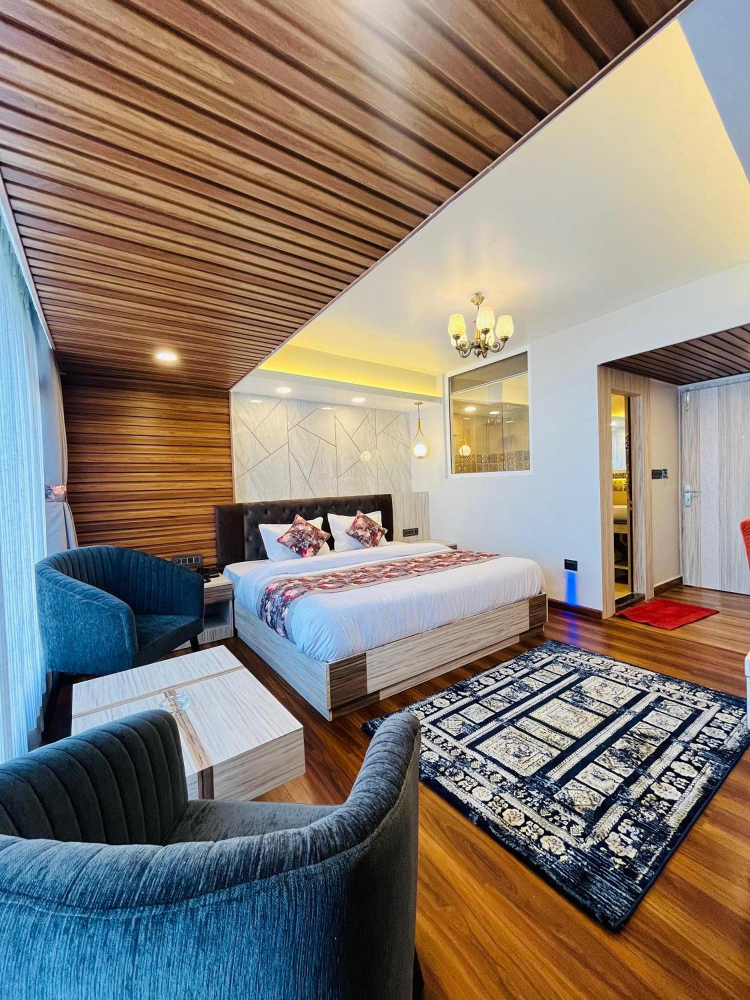 Luxury Stay At Hotel Broadway Boutique Mall Road Chowrasta Near Mahakal Temple 大吉岭 外观 照片